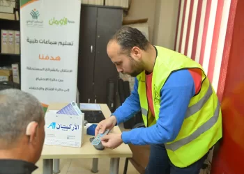 تحت إشراف «تضامن قنا».. تسليم 5 سماعات طبية لذوي الهمم بالتعاون مع «الأورمان»