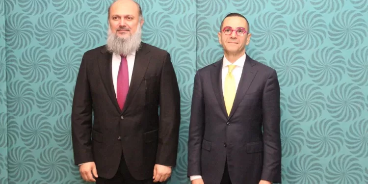 وزير الاستثمار يلتقي وزير التجارة بجمهورية باكستان لبحث سبل تعزيز العلاقات الاقتصادية بين البلدين