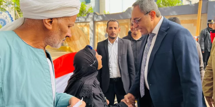 محافظ قنا يتفقد عدداً من مقار اللجان الانتخابية في اليوم الأول لانتخابات مجلس النواب 2025