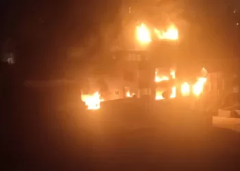 مأساة إنسانية في سوق الخواجات بالمنصورة.. مصرع 5 وإصابة 13 في حريق مُدمر بمول تجاري