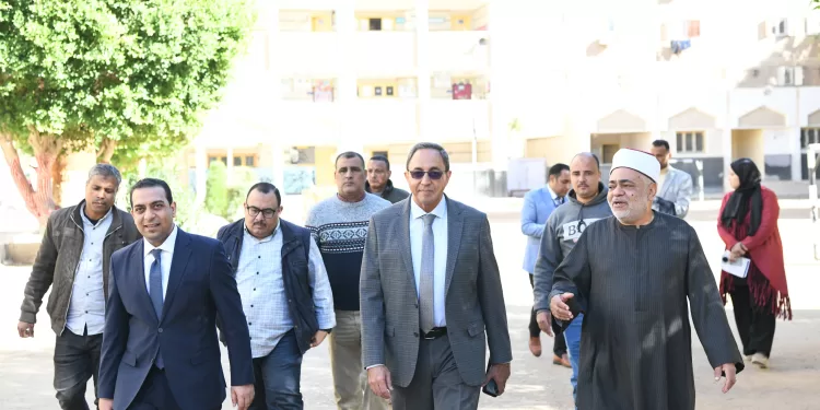 محافظ قنا يواصل جولاته الميدانية لمتابعة سير العملية الانتخابية لليوم الثاني