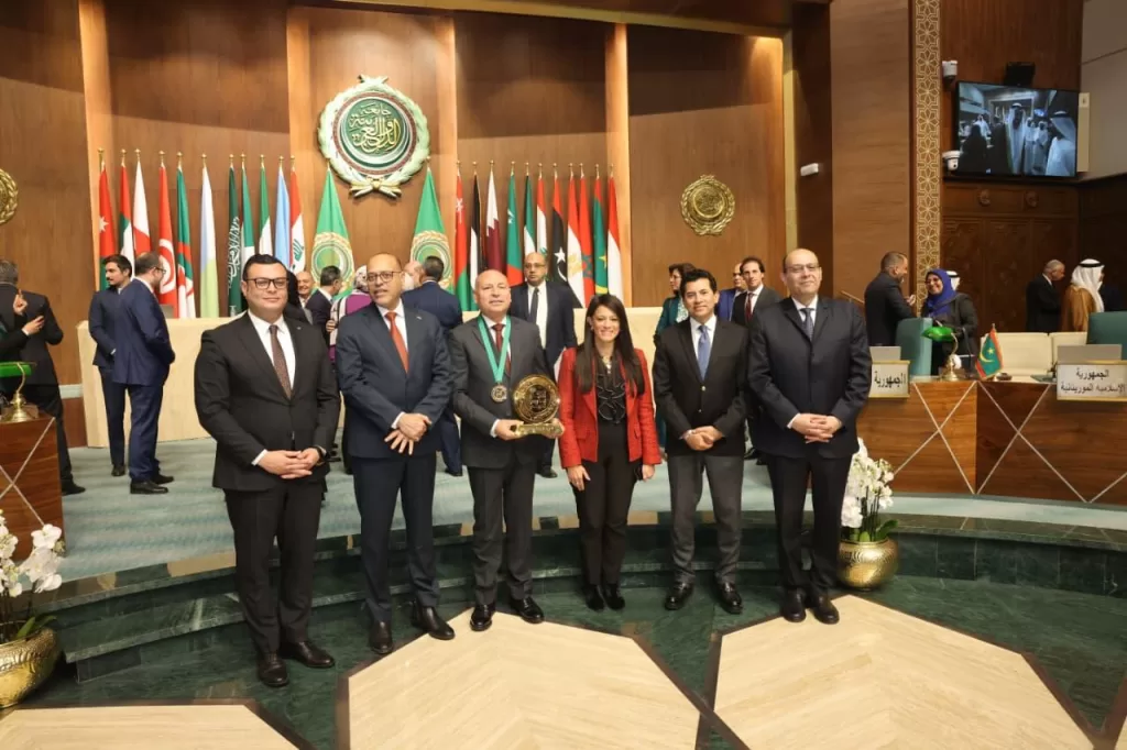 وزيرة التنمية المحلية والمحافظون يحتفلون بفوز محافظ القاهرة بجائزة التميز الحكومي العربي 8 - جريدة الجمهورية WhatsApp Image 2025 12 04 at 5.09.11 PM 4 - جريدة الجمهورية