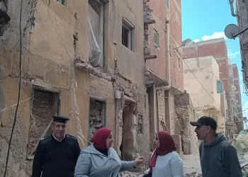 استجابة عاجلة لإزالة أجزاء آيلة للسقوط من عقار في مينا البصل بالإسكندرية 2 - جريدة الجمهورية استجابة عاجلة لإزالة أجزاء آيلة للسقوط من عقار في مينا البصل بالإسكندرية