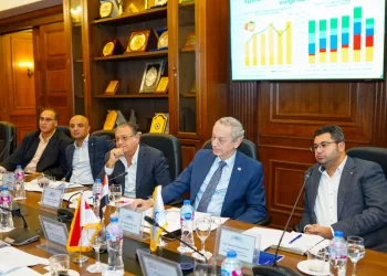 وزير السياحة والآثار يلتقي الأسقف العام للكنيسة القبطية في أمريكا لتعزيز السياحة الثقافية