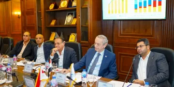 وزير السياحة والآثار يلتقي الأسقف العام للكنيسة القبطية في أمريكا لتعزيز السياحة الثقافية