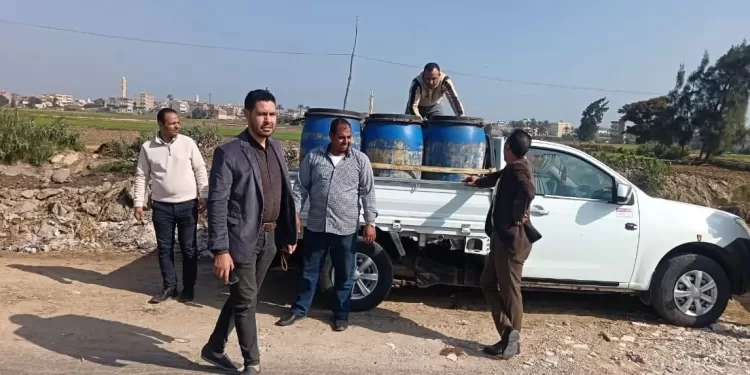 ضبط 14 طن مواد غذائية وملح طعام وألبان فاسدة في حوش عيسى بالبحيرة