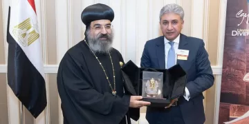 وزير السياحة والآثار يلتقي الأسقف العام للكنيسة القبطية في أمريكا لتعزيز السياحة الثقافية