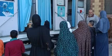 215مواطنًا فى قافلة سكانية بكفر الدوارب