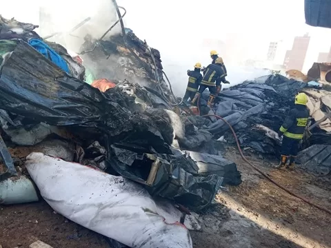 حريق هائل يلتهم كافة محتويات مخزن «موكيت» بكرداسة 1 - جريدة الجمهورية حريق هائل يلتهم كافة محتويات مخزن «موكيت» بكرداسة