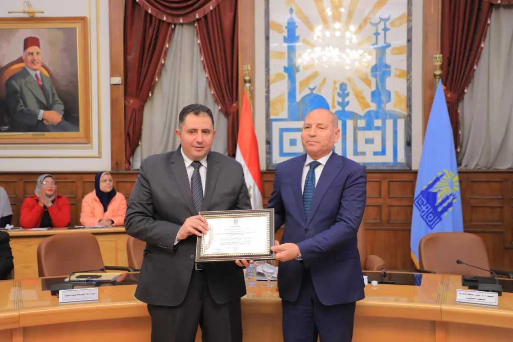 قيادات «القاهرة» تُكَرِّم المحافظ لفوزه بجائزة أفضل محافظ على مستوى الوطن العربي 4 - جريدة الجمهورية WhatsApp Image 2025 12 08 at 4.37.06 PM 1 - جريدة الجمهورية