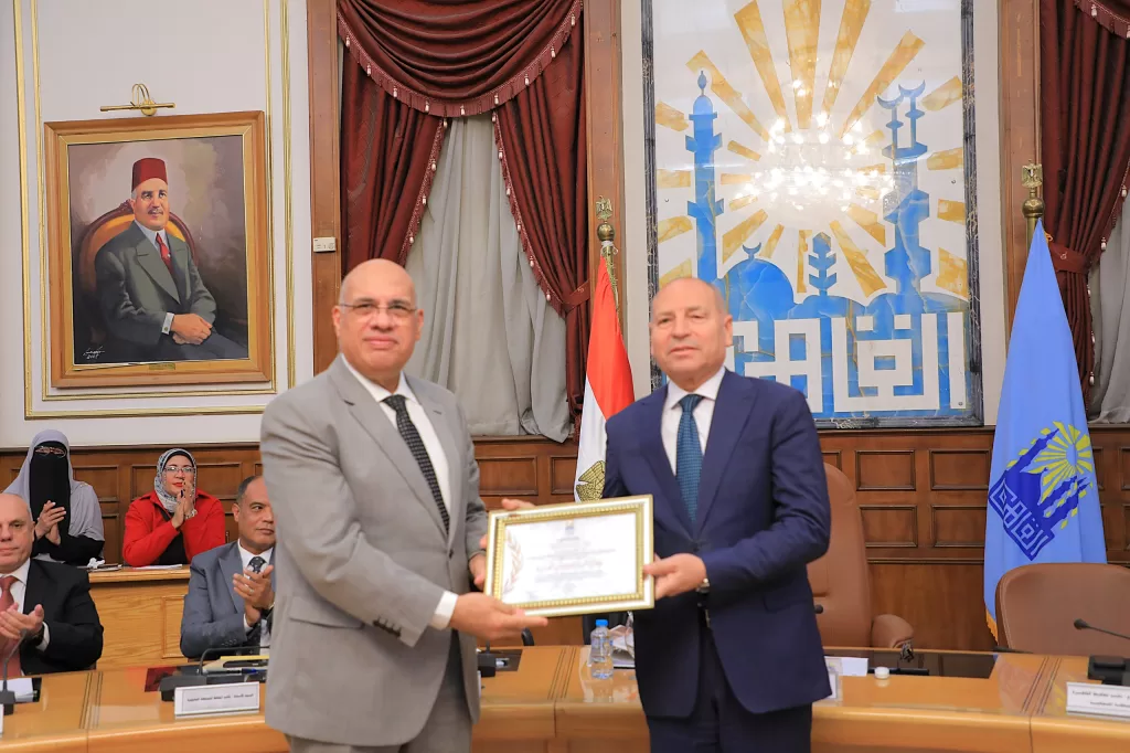 قيادات «القاهرة» تُكَرِّم المحافظ لفوزه بجائزة أفضل محافظ على مستوى الوطن العربي 3 - جريدة الجمهورية WhatsApp Image 2025 12 08 at 4.37.06 PM - جريدة الجمهورية