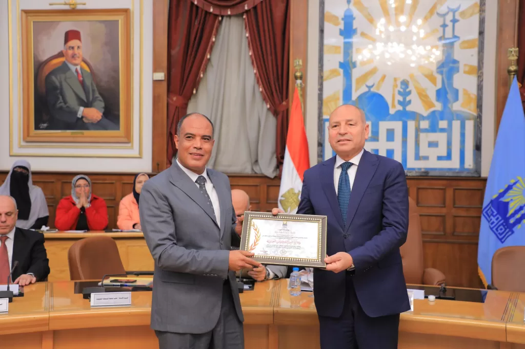 قيادات «القاهرة» تُكَرِّم المحافظ لفوزه بجائزة أفضل محافظ على مستوى الوطن العربي 6 - جريدة الجمهورية WhatsApp Image 2025 12 08 at 4.37.07 PM - جريدة الجمهورية