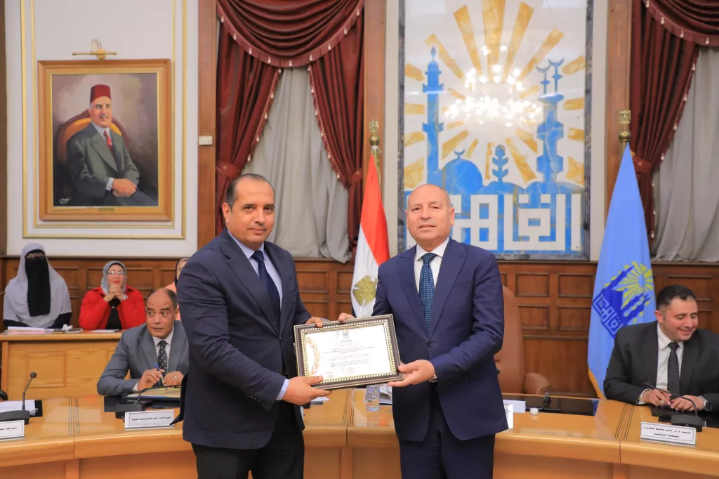 قيادات «القاهرة» تُكَرِّم المحافظ لفوزه بجائزة أفضل محافظ على مستوى الوطن العربي 5 - جريدة الجمهورية WhatsApp Image 2025 12 08 at 4.37.08 PM 1 - جريدة الجمهورية