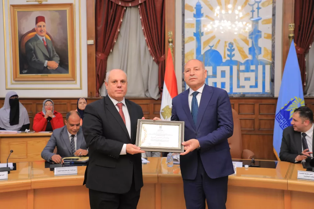 قيادات «القاهرة» تُكَرِّم المحافظ لفوزه بجائزة أفضل محافظ على مستوى الوطن العربي 2 - جريدة الجمهورية WhatsApp Image 2025 12 08 at 4.37.08 PM - جريدة الجمهورية