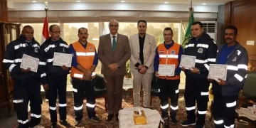 محافظ القليوبية يُكرّم رجال الإسعاف على أمانتهم.. أعادوا مجوهرات بمليون جنيه لأسرة مُصابة في حادث تصادم