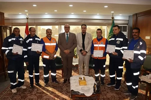 محافظ القليوبية يُكرّم رجال الإسعاف على أمانتهم.. أعادوا مجوهرات بمليون جنيه لأسرة مُصابة في حادث تصادم 1 - جريدة الجمهورية محافظ القليوبية يُكرّم رجال الإسعاف على أمانتهم.. أعادوا مجوهرات بمليون جنيه لأسرة مُصابة في حادث تصادم