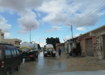 مطروح ترفع حالة الطوارئ.. فرق الإغاثة تنتشر للتعامل الفوري مع تجمعات مياه الأمطار 3 - جريدة الجمهورية مطروح ترفع حالة الطوارئ.. فرق الإغاثة تنتشر للتعامل الفوري مع تجمعات مياه الأمطار