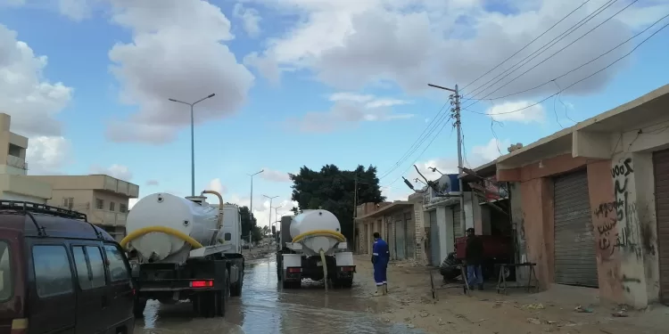 مطروح ترفع حالة الطوارئ.. فرق الإغاثة تنتشر للتعامل الفوري مع تجمعات مياه الأمطار