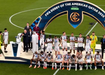 أبو ريدة يسلّم كأس ديربي الأمريكتين لفلامنجو البرازيلي 2 - جريدة الجمهورية أبو ريدة يسلّم كأس ديربي الأمريكتين لفلامنجو البرازيلي