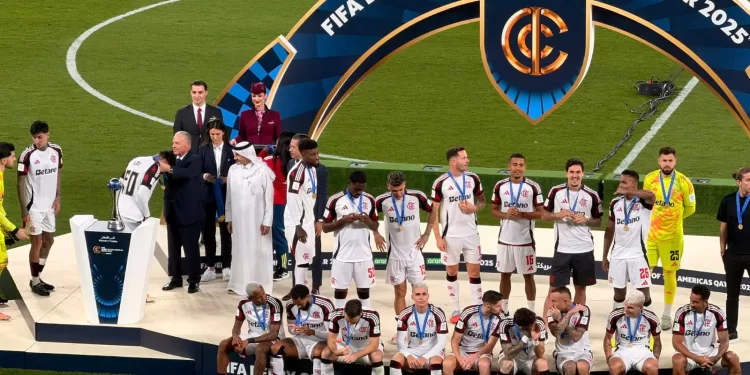 أبو ريدة يسلّم كأس ديربي الأمريكتين لفلامنجو البرازيلي 1 - جريدة الجمهورية أبو ريدة يسلّم كأس ديربي الأمريكتين لفلامنجو البرازيلي