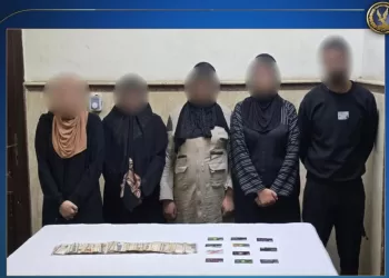 عاطل وأربع سيدات يحتالون على أموال رواد ماكينات الصرف الآلي.. نهبوا أرصدة كبار السن بعد خداعهم بحجة المساعدة