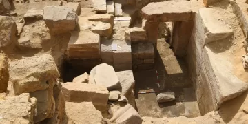 الكشف عن بقايا معبد الوادي للمجموعة الشمسية للملك «ني أوسر رع» بمنطقة أبوصير الأثرية