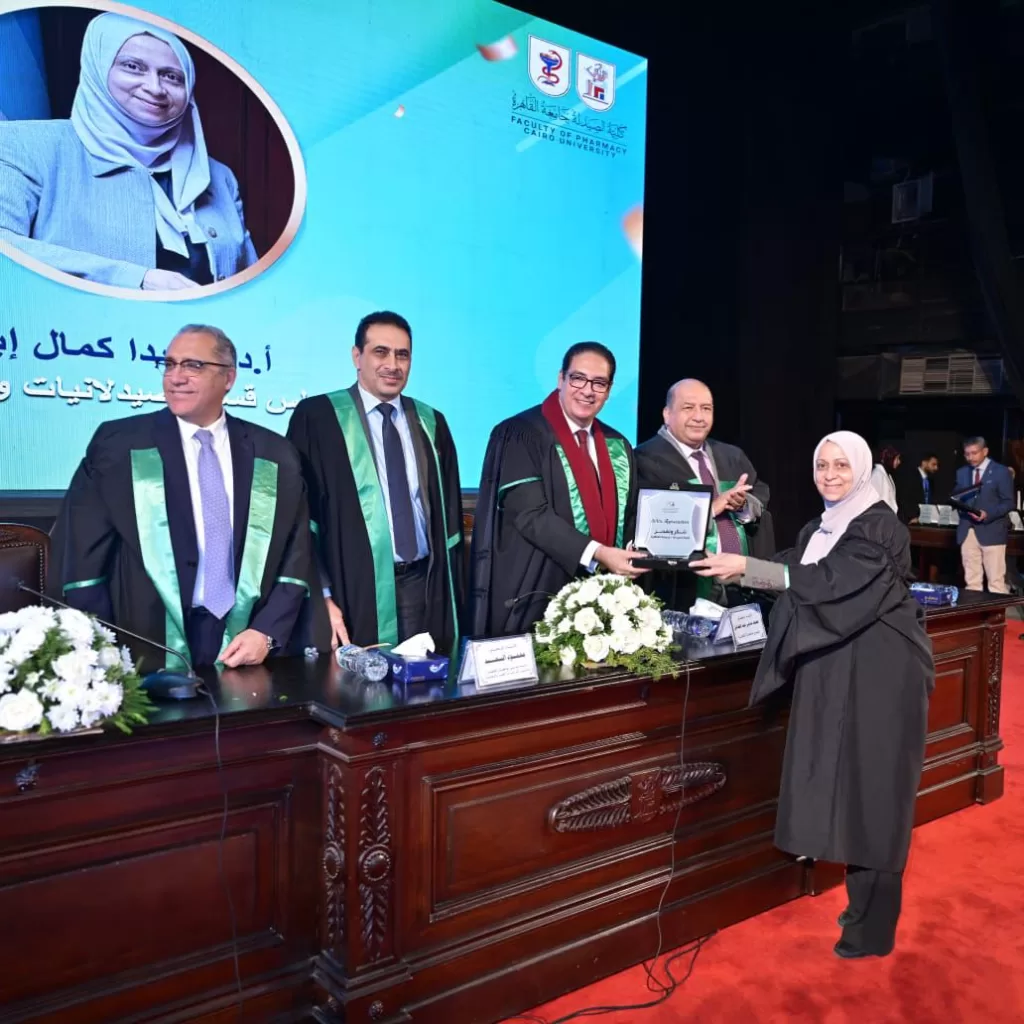 صيدلة القاهرة تحتفل بتخريج الدفعة 196 والدفعة 14 للصيدلة الإكلينيكية لـ2024.. بحضور رئيس الجامعة ونوابه 4 - جريدة الجمهورية WhatsApp Image 2025 12 12 at 3.23.53 PM - جريدة الجمهورية