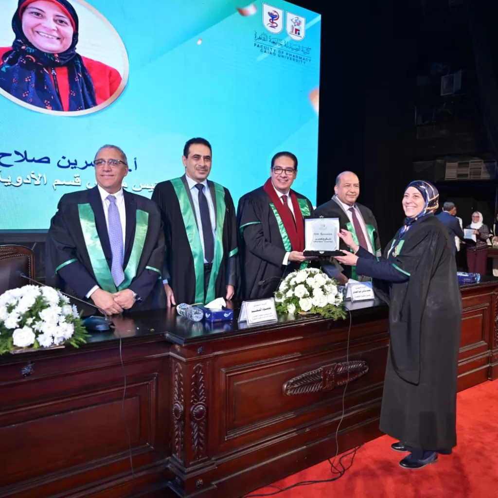 صيدلة القاهرة تحتفل بتخريج الدفعة 196 والدفعة 14 للصيدلة الإكلينيكية لـ2024.. بحضور رئيس الجامعة ونوابه 5 - جريدة الجمهورية WhatsApp Image 2025 12 12 at 3.23.54 PM 1 - جريدة الجمهورية