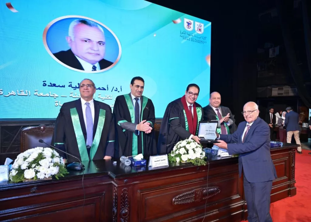 صيدلة القاهرة تحتفل بتخريج الدفعة 196 والدفعة 14 للصيدلة الإكلينيكية لـ2024.. بحضور رئيس الجامعة ونوابه 6 - جريدة الجمهورية WhatsApp Image 2025 12 12 at 3.23.54 PM - جريدة الجمهورية