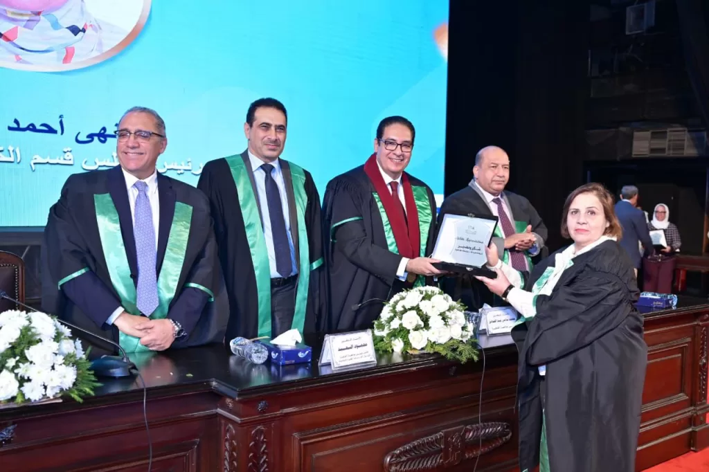 صيدلة القاهرة تحتفل بتخريج الدفعة 196 والدفعة 14 للصيدلة الإكلينيكية لـ2024.. بحضور رئيس الجامعة ونوابه 7 - جريدة الجمهورية WhatsApp Image 2025 12 12 at 3.23.55 PM 1 - جريدة الجمهورية