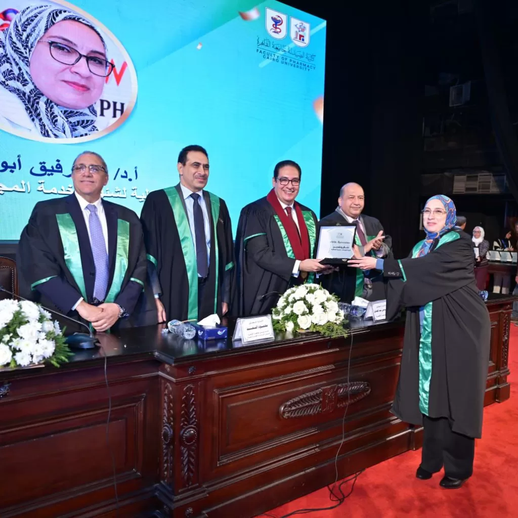 صيدلة القاهرة تحتفل بتخريج الدفعة 196 والدفعة 14 للصيدلة الإكلينيكية لـ2024.. بحضور رئيس الجامعة ونوابه 10 - جريدة الجمهورية WhatsApp Image 2025 12 12 at 3.23.56 PM 1 - جريدة الجمهورية