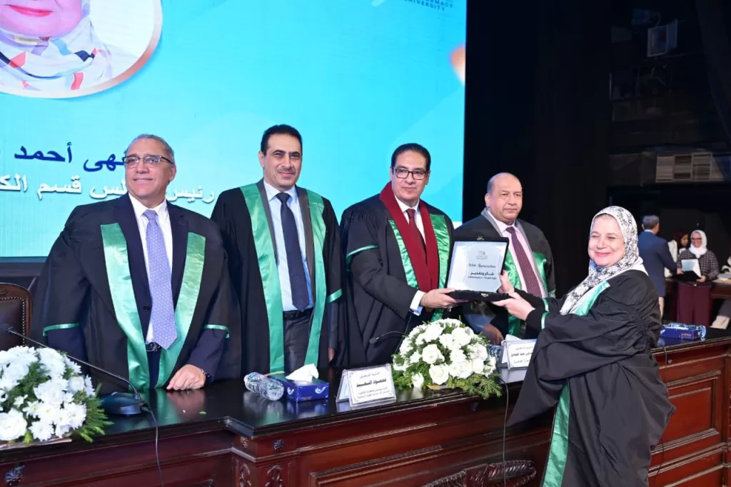 صيدلة القاهرة تحتفل بتخريج الدفعة 196 والدفعة 14 للصيدلة الإكلينيكية لـ2024.. بحضور رئيس الجامعة ونوابه 11 - جريدة الجمهورية WhatsApp Image 2025 12 12 at 3.23.56 PM - جريدة الجمهورية