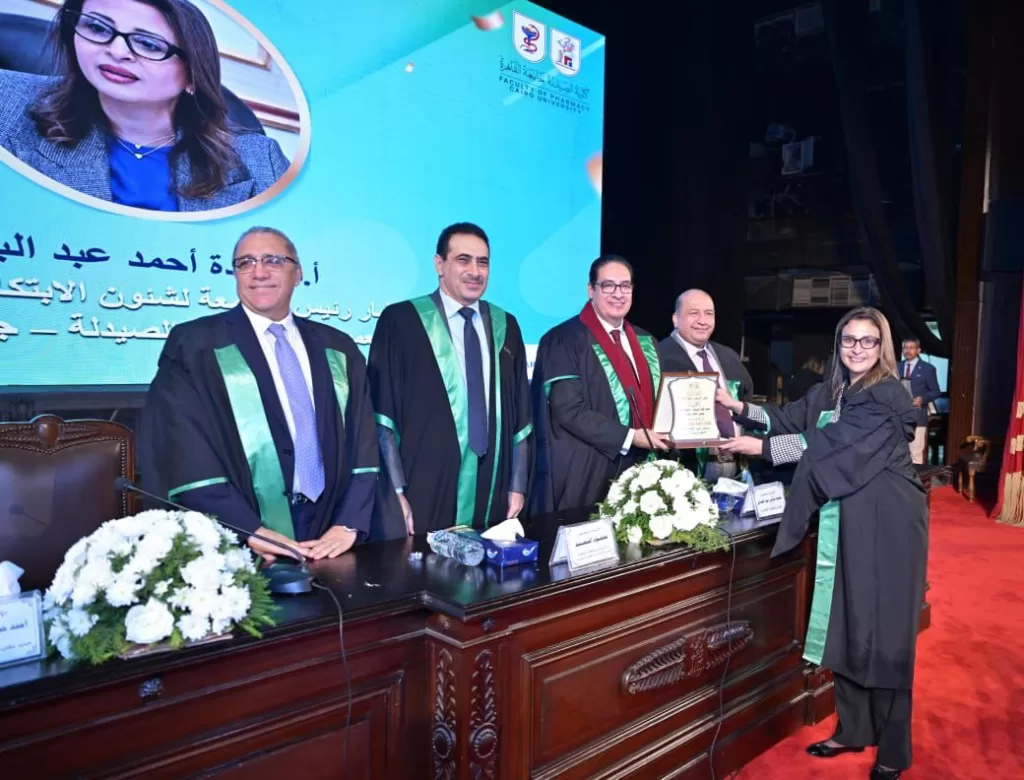 صيدلة القاهرة تحتفل بتخريج الدفعة 196 والدفعة 14 للصيدلة الإكلينيكية لـ2024.. بحضور رئيس الجامعة ونوابه 12 - جريدة الجمهورية WhatsApp Image 2025 12 12 at 3.23.57 PM - جريدة الجمهورية