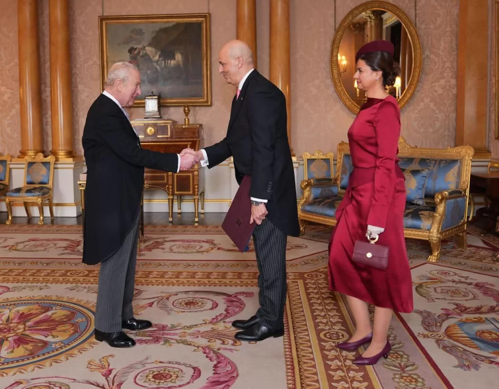 سفير مصر في لندن يقدم أوراق اعتماده إلى الملك تشارلز الثالث في قصر باكنجهام 3 - جريدة الجمهورية WhatsApp Image 2025 12 12 at 4.47.00 PM - جريدة الجمهورية