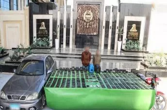 مصرع «شقي خطر» بعد معركة برصاص الآلي في القليوبية.. سقط مع أعوانه بشحنة مخدرات بـ88 مليون جنيه و129 بندقية 2 - جريدة الجمهورية مصرع «شقي خطر» بعد معركة برصاص الآلي في القليوبية.. سقط مع أعوانه بشحنة مخدرات بـ88 مليون جنيه و129 بندقية