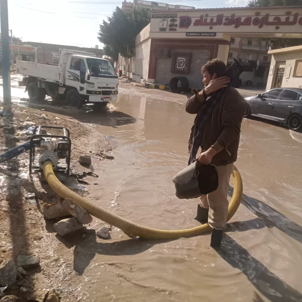 فرق الطوارئ بمطروح تسحب تجمعات مياه الأمطار من الشوارع والطريق الدولي 3 - جريدة الجمهورية WhatsApp Image 2025 12 14 at 12.06.20 PM 3 - جريدة الجمهورية