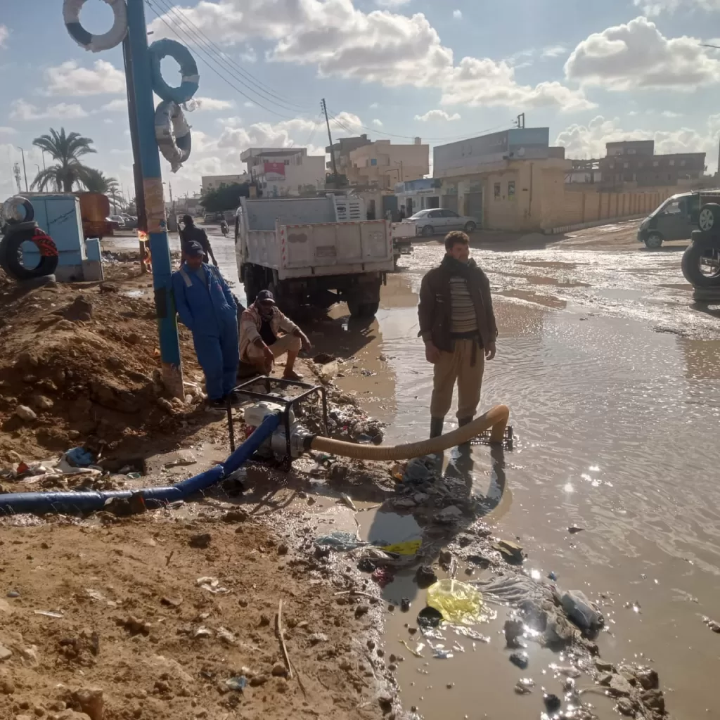 فرق الطوارئ بمطروح تسحب تجمعات مياه الأمطار من الشوارع والطريق الدولي 2 - جريدة الجمهورية WhatsApp Image 2025 12 14 at 12.06.20 PM 4 - جريدة الجمهورية