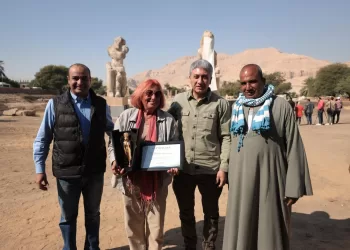 وزير السياحة والآثار يشهد إزاحة الستار عن تمثالين ضخمين للملك أمنحتب الثالث بالأقصر ويكرم الدكتورة هوريج سوروزيان 2 - جريدة الجمهورية وزير السياحة والآثار يشهد إزاحة الستار عن تمثالين ضخمين للملك أمنحتب الثالث بالأقصر ويكرم الدكتورة هوريج سوروزيان