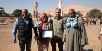 وزير السياحة والآثار يشهد إزاحة الستار عن تمثالين ضخمين للملك أمنحتب الثالث بالأقصر ويكرم الدكتورة هوريج سوروزيان