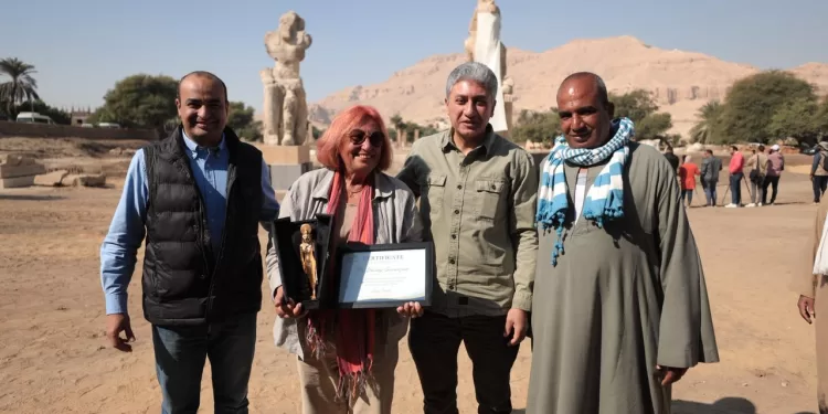 وزير السياحة والآثار يشهد إزاحة الستار عن تمثالين ضخمين للملك أمنحتب الثالث بالأقصر ويكرم الدكتورة هوريج سوروزيان 1 - جريدة الجمهورية وزير السياحة والآثار يشهد إزاحة الستار عن تمثالين ضخمين للملك أمنحتب الثالث بالأقصر ويكرم الدكتورة هوريج سوروزيان