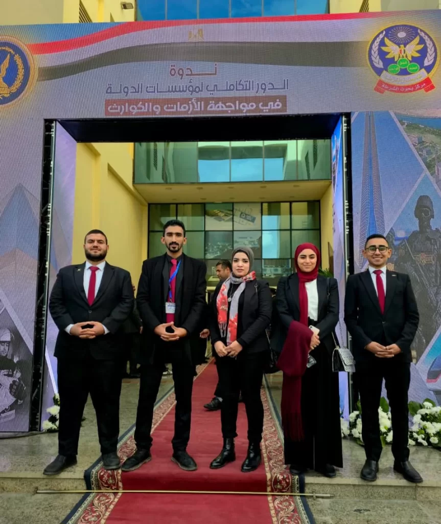 طلاب جامعة العاصمة يشاركون في ندوة «الدور التكاملي لمؤسسات الدولة في مواجهة الأزمات والكوارث» بأكاديمية الشرطة 2 - جريدة الجمهورية WhatsApp Image 2025 12 15 at 2.10.56 PM 1 - جريدة الجمهورية