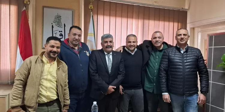 تكريم محمد رزق رئيس حي الدقي لدوره في الاستجابة السريعة لمطالب المواطنين 1 - جريدة الجمهورية تكريم محمد رزق رئيس حي الدقي لدوره في الاستجابة السريعة لمطالب المواطنين