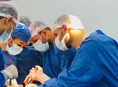 جراحة دقيقة تنقذ مريضًا من تشوهات خطيرة بمستشفى السنبلاوين العام