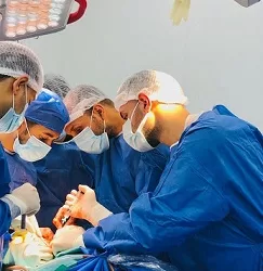 جراحة دقيقة تنقذ مريضًا من تشوهات خطيرة بمستشفى السنبلاوين العام