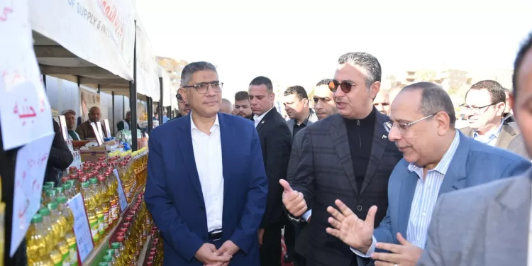 وزير التموين ومحافظ الجيزة يفتتحان سوق اليوم الواحد بمنطقة حدائق الأهرام