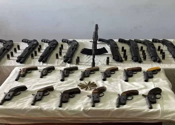 مصرع «5» عناصر خطرة هاربين من المؤبد بعد معركة بأسوان.. سقطوا بشحنة مخدرات مدمرة بـ100 مليون جنيه و71 بندقية