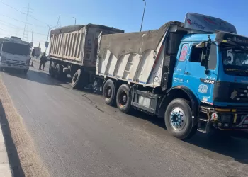 تعطل شاحنة نقل ثقيل أعلى كوبري جامعة المنصورة