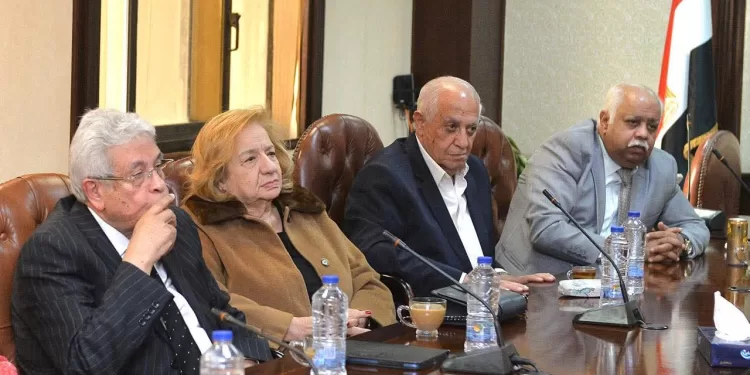 رئيس الأعلى للإعلام يناقش التوصيات النهائية لتطوير الصحافة الورقية والرقمية