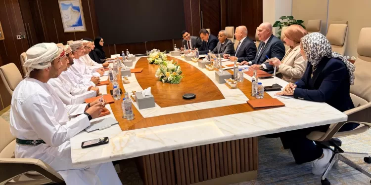 من مسقط.. كامل الوزير يبحث مع قيادات الاستثمار والصناعة العمانية تدشين منطقة صناعية مشتركة