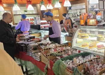 استعداداً للعام الجديد.. انتعاش حركة البيع والشراء بأسواق هدايا الميلاد في الإسكندرية